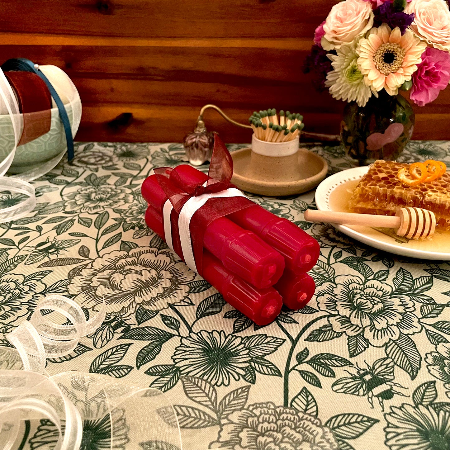 12 конусов красного пчелиного воска (толщиной 5 дюймов)